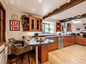Oven, dishwasher, high chair, cookware/dishes/utensils - 5 Bed in Coniston (oc-lcc28) (Coniston)