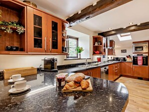 Oven, dishwasher, high chair, cookware/dishes/utensils - 5 Bed in Coniston (oc-lcc28) (Coniston)