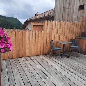 Outdoor dining - Room 3 - Gini: Mountain Retreat with Private Sauna and Wooden Interiors (Valmorel)