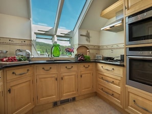 Oven, dishwasher, high chair, cookware/dishes/utensils - 1 Bed in Coniston (oc-lcc37) (Blawith)
