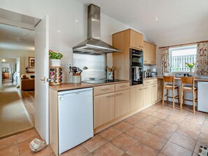 Oven, cookware/dishes/utensils