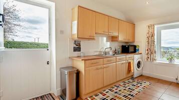 Oven, cookware/dishes/utensils