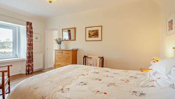2 bedrooms, WiFi (free), bed sheets