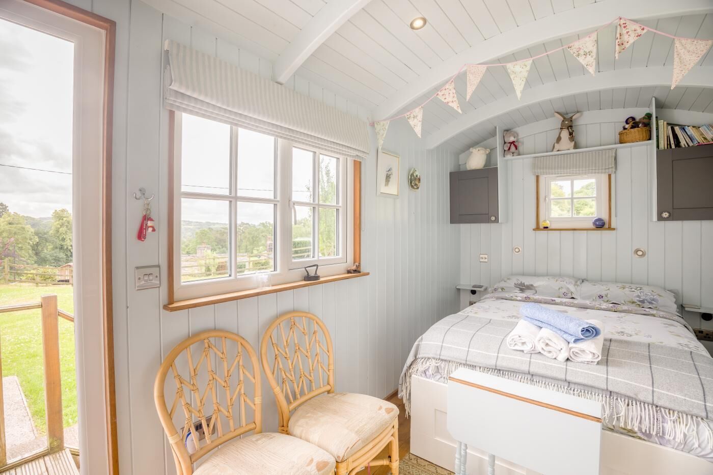1 habitación, tabla de planchar con plancha y ropa de cama 