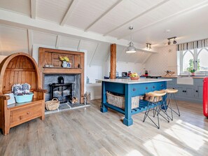 Oven, cookware/dishes/utensils - 3 Bed in Bude (oc-57739) (Woodford)