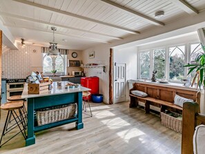 Oven, cookware/dishes/utensils - 3 Bed in Bude (oc-57739) (Woodford)