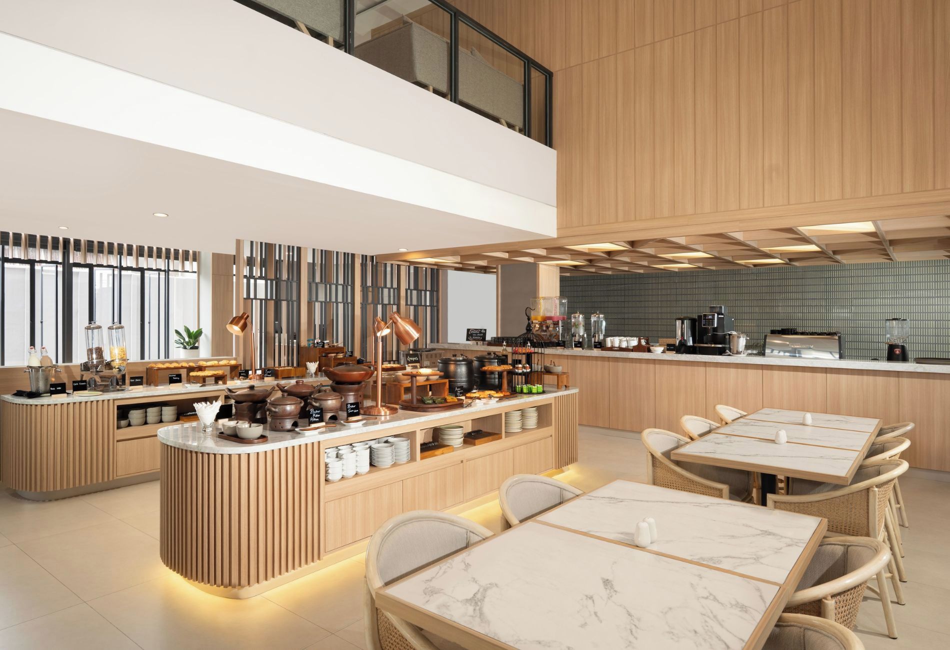 Un intérieur moderne avec un îlot central, un coin salon et une cuisine.