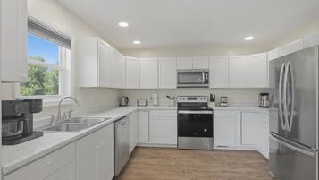 House, 5 Bedrooms | Private kitchen | Coffee/tea maker, fridge, oven