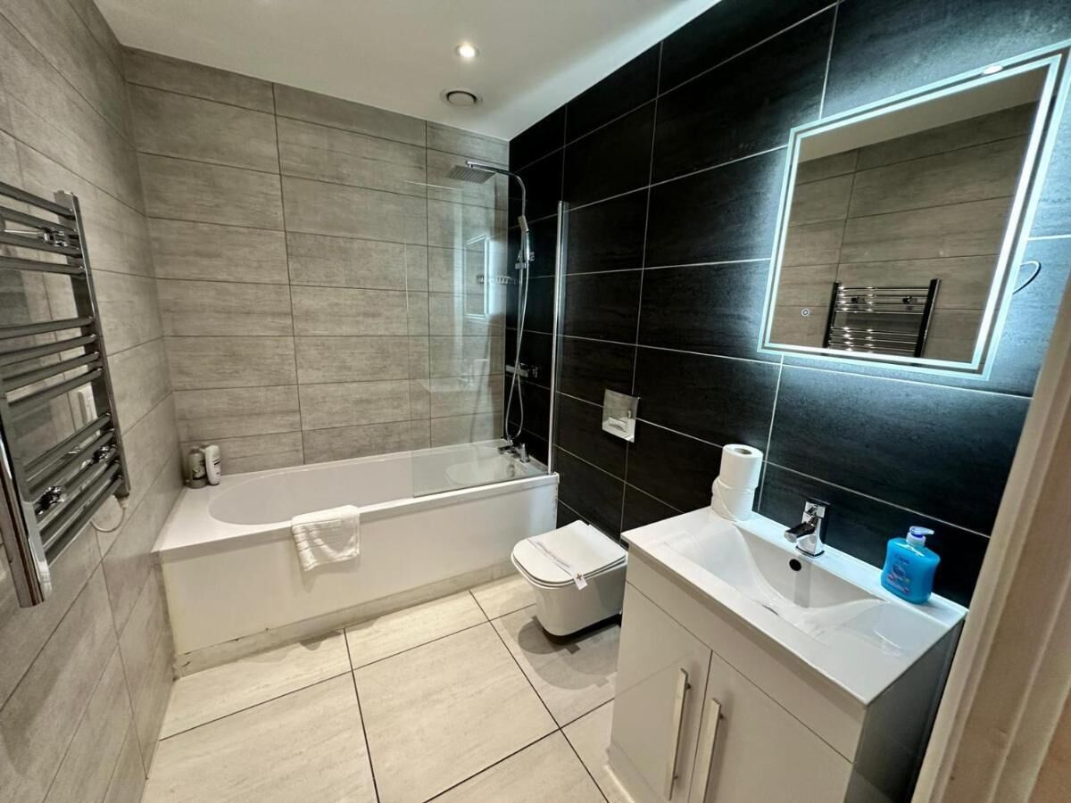Grand Penthouse, 2 Bedrooms, Non Smoking, City View | Bathroom | Hair dryer, towels, soap, shampoo