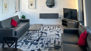 Grand-Penthouse, 2 Schlafzimmer, Nichtraucher, Stadtblick | Wohnbereich | 45-Zoll-Smart-TV mit Digitalempfang