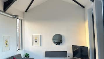 Penthouse Grand, 2 habitaciones, para no fumadores, vista a la ciudad | Área de sala de estar | Smart TV de 45 pulgadas con canales digitales
