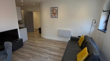 Standard-Apartment | Wohnbereich | 45-Zoll-Smart-TV mit Digitalempfang