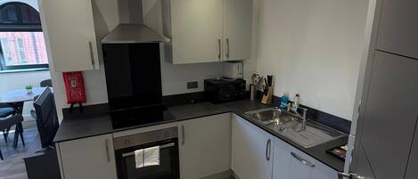 Departamento estándar | Cocina privada | Cafetera de espresso, refrigerador con congelador, microondas y horno
