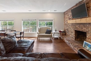 House, 5 Bedrooms | Living area - Sprawling 5br Oasis Near FSU & Trails 5 Bedroom Home (Tallahassee)