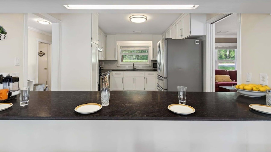 Sprawling 5br Oasis Near FSU & Trails 5 Bedroom Home