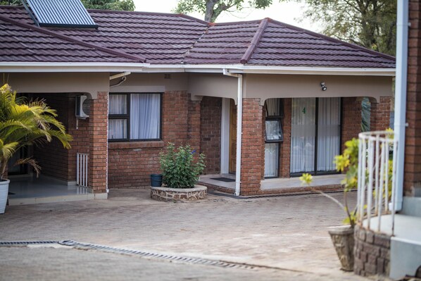 Exterior - Palm Leaf Gardens (Kwekwe)