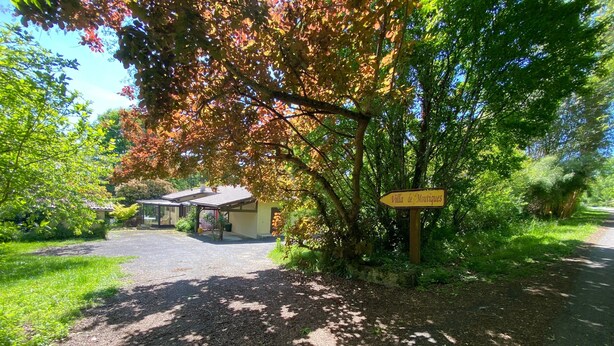 A rural setting with a sign for 'Villa de Montiques.' - Holiday Home 'Villa Moutiques' with Private Terrace, Private Garden and Wi-Fi (Cazaubon)