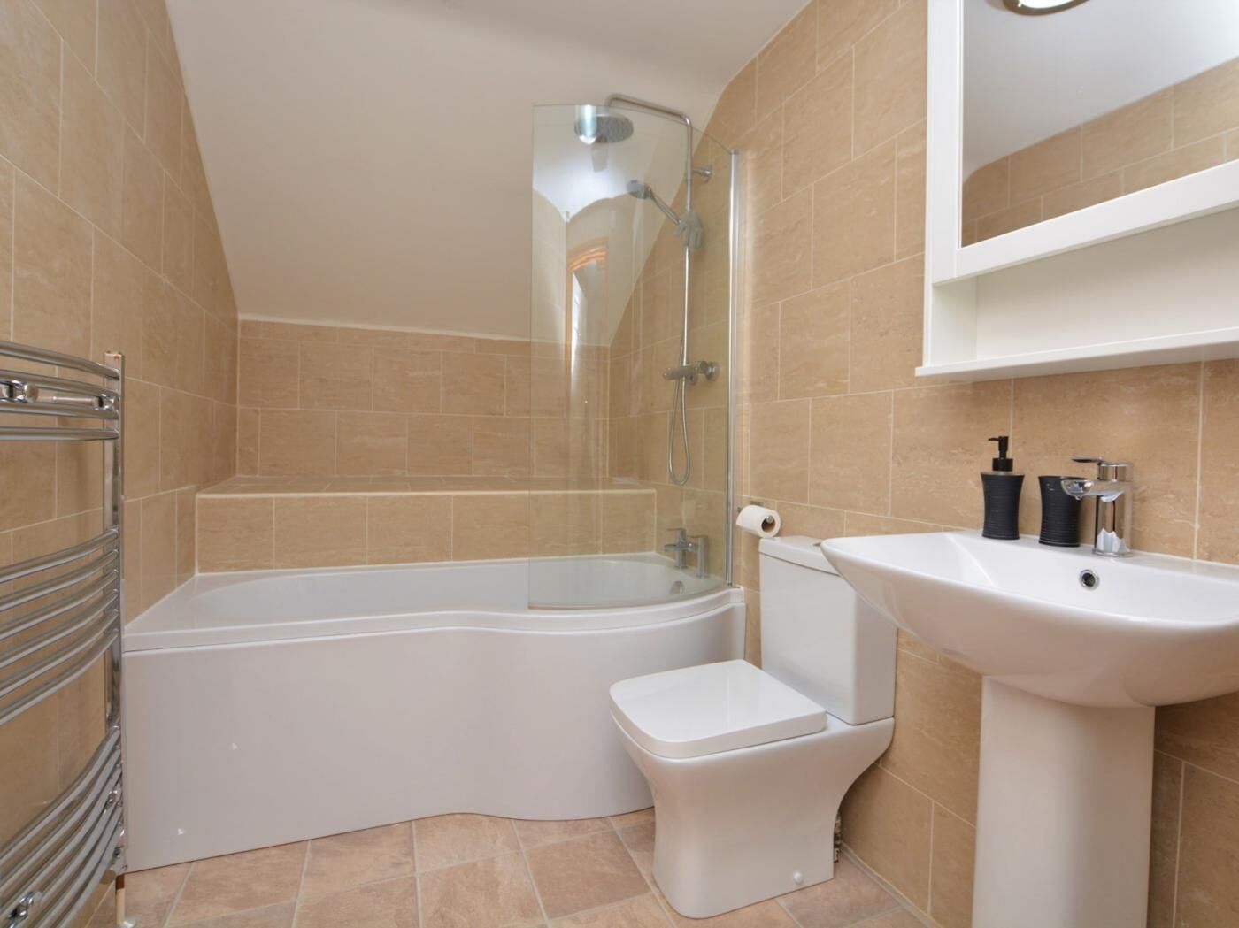 Ein Badezimmer mit Dusche, Toilette und Waschbecken.