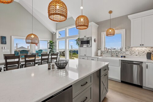 KD2504A-Beautiful, new build home, 5 bedroom, Ocean View, Hot Tub, Elevator!