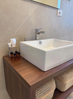 Haartrockner, Bidet, Handtücher, Seife