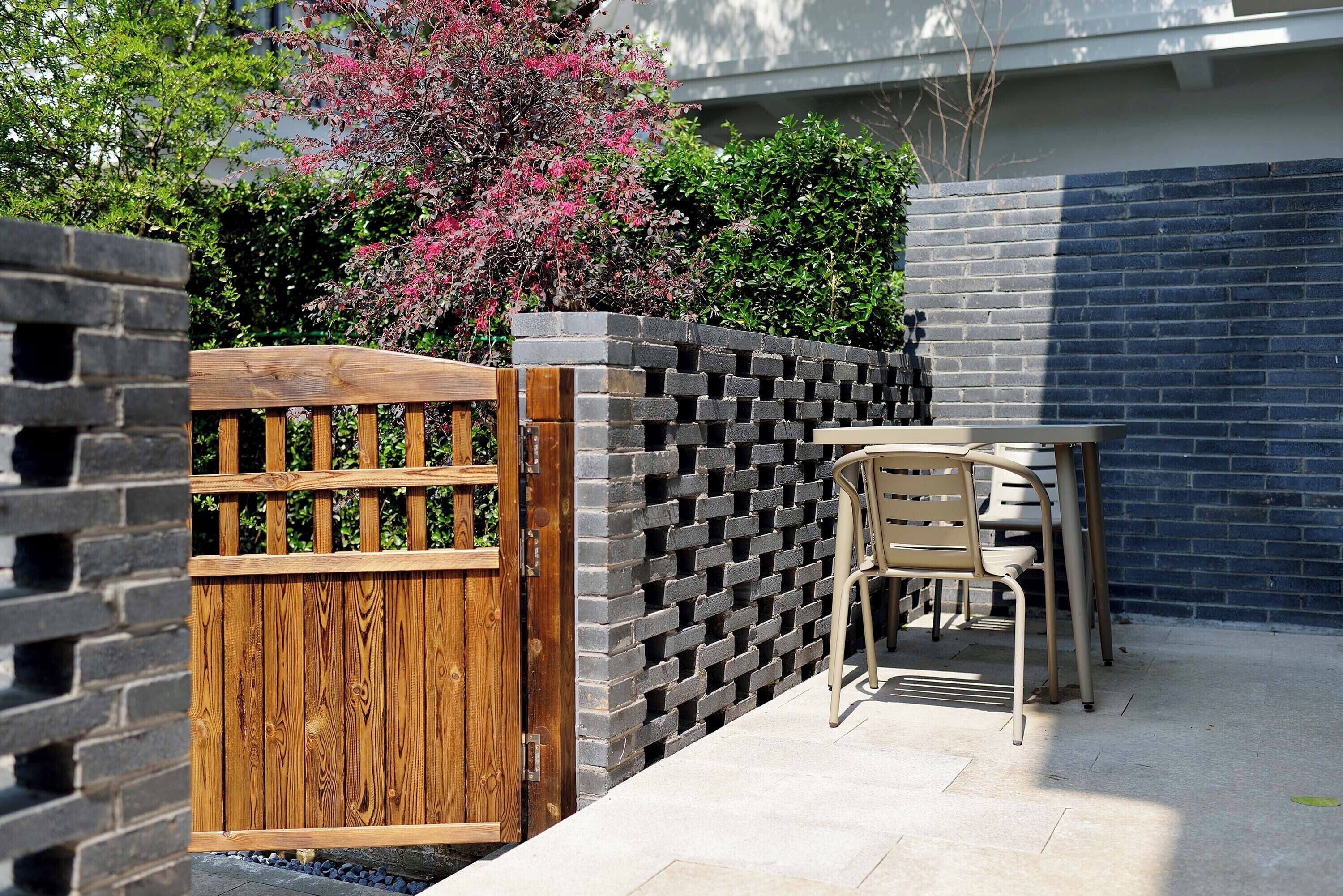 Habitación doble superior, vistas al jardín | Restaurante al aire libre