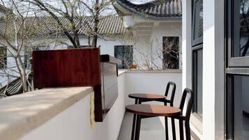 Chambre Design double, balcon, vue sur le jardin | Restauration en plein air