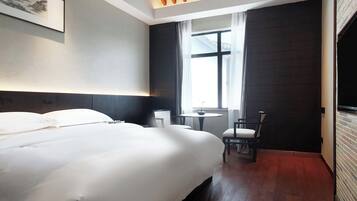 Habitación Deluxe doble, vistas al jardín | Escritorio, espacio para trabajar con un portátil, cortinas opacas