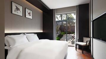 Habitación Confort doble, patio, vistas al jardín | Escritorio, espacio para trabajar con un portátil, cortinas opacas
