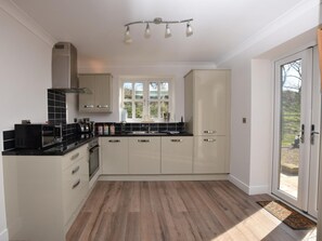Oven, high chair, cookware/dishes/utensils - 2 Bed in Lamesley (oc-cn107) (Lamesley)