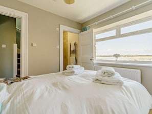3 bedrooms, travel crib, WiFi (free), bed sheets - 3 Bed in Beadnell (oc-cn119) (Beadnell)