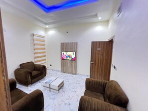 Luxury Suite, City View | Living area - DE NEW DAWN HOTEL & LOUNGE  (Ife)