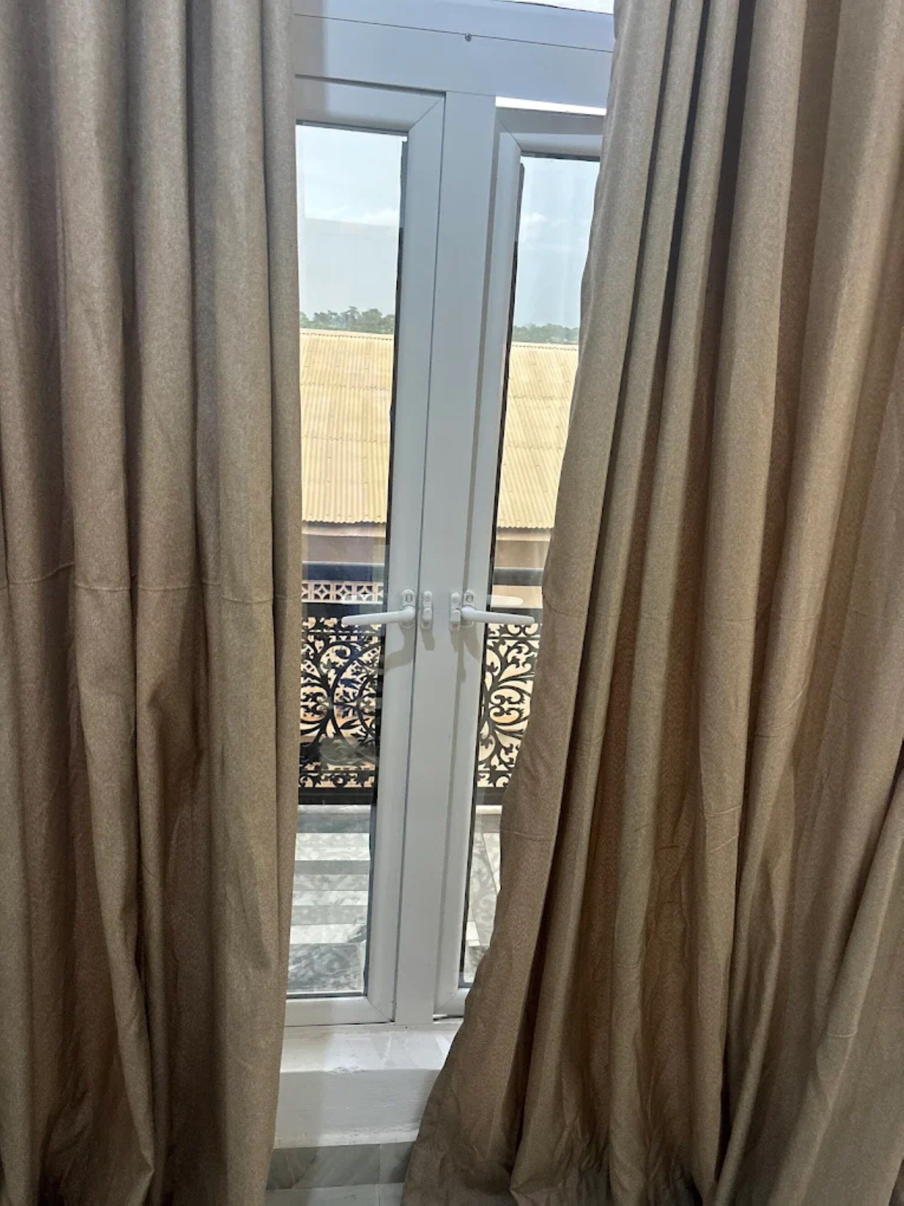 Camera Standard, vista città | Interni