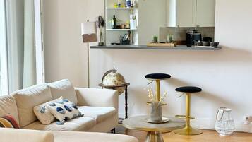 Deluxe Apartment, City View | Living area