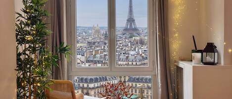 Deluxe Apartment, City View | Interior