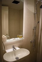 Ducha, artículos de higiene personal gratuitos, toallas y jabón