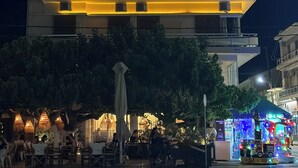 A multi-story hotel with a modern design, featuring balconies and air conditioning units. - Hotel ALS Karystos (Karystos)