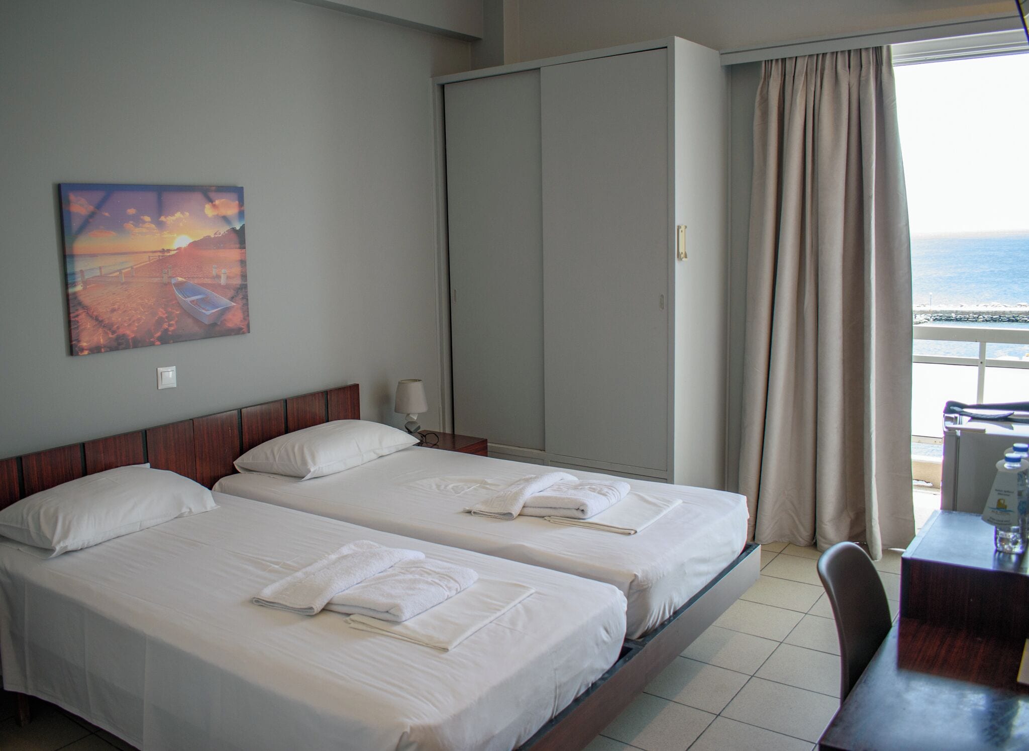 Chambre avec lits jumeaux, balcon, vue ville | Espace de travail pour ordinateur portable, Wi-Fi gratuit, draps fournis