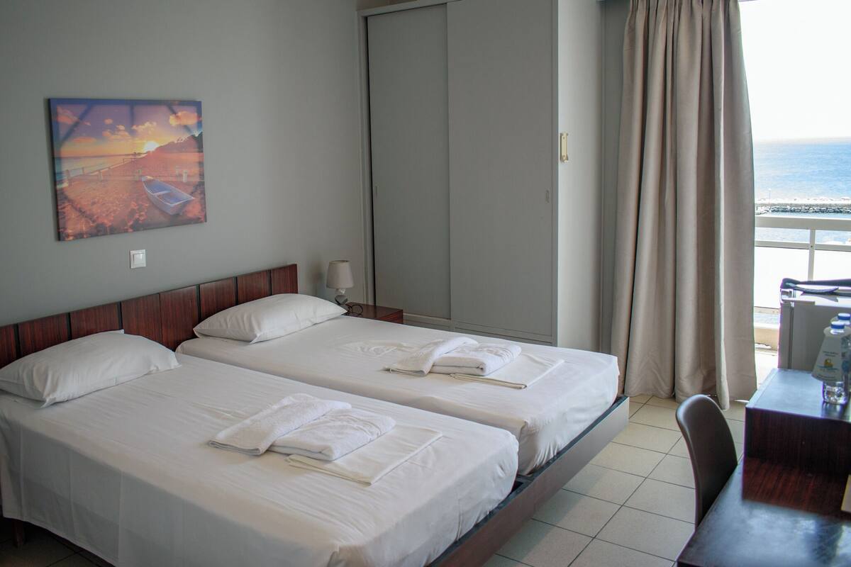 Espacio para trabajar con laptop, wifi gratis y ropa de cama 