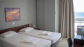 Chambre avec lits jumeaux, balcon, vue ville | Espace de travail pour ordinateur portable, Wi-Fi gratuit, draps fournis