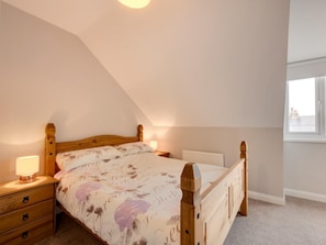 Travel crib, free WiFi, bed sheets - 3 Bed in Belford (oc-cn115) (Belford)