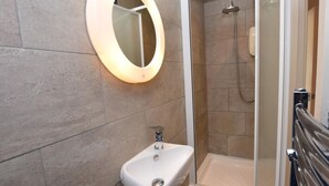 A bathroom with a sink, a mirror, and a shower enclosure. - 3 Bed in Alnwick (oc-cn132) (Christon Bank)