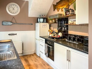 Oven, highchair, cookware/dishes/utensils - 1 Bed in Morpeth (oc-cn124) (Amble)