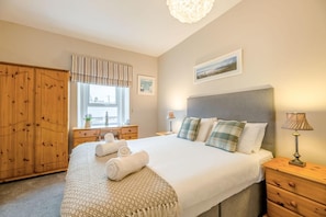 Travel cot, free WiFi, bed sheets - 3 Bed in Seahouses (oc-cn103) (Seahouses)