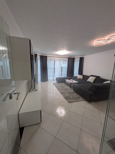 Ferienwohnung, komfortabel und modern für gehobene Ansprüche, Nähe Hauptbahnhof