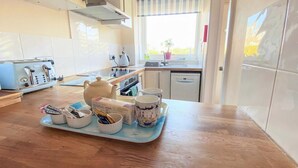 Eine Küche mit Toaster, Wasserkocher und einem Tablett mit Tassen und Teekanne.
