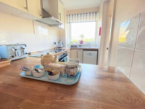 焗爐、洗碗機、高腳椅、廚房用具/餐具/器皿
