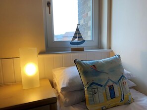 可攜式嬰兒床、免費 Wi-Fi、床單