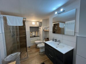 Doccia, asciugacapelli, bidet, asciugamani