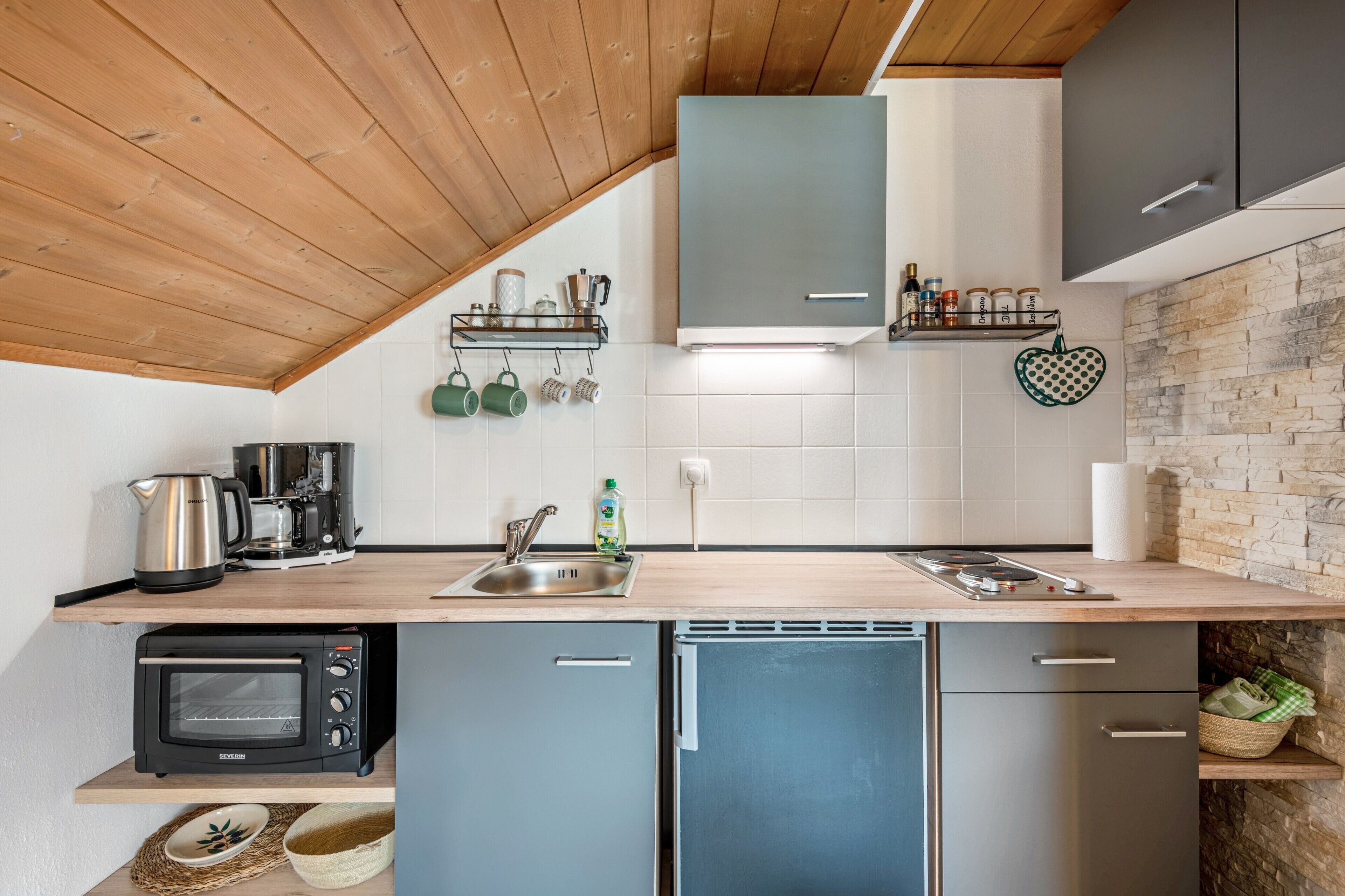 Coffee/tea maker, fridge, oven, stovetop