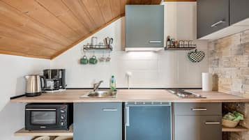 Coffee/tea maker, fridge, oven, stovetop